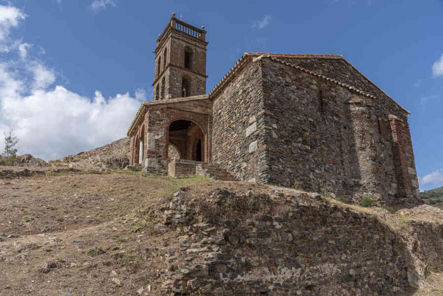 Huelva - Almonaster la Real 28 - fortaleza medieval y mezquita.jpg